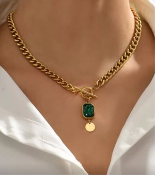 Collar y pendientes dorados con piedra verde