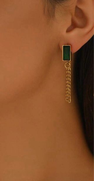 Collar y pendientes dorados con piedra verde