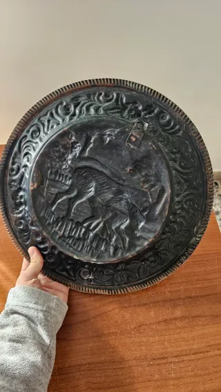 Piatto in rame decorato antico