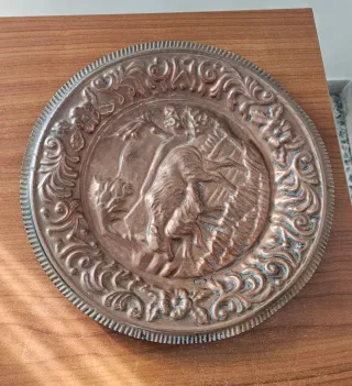 Piatto in rame decorato antico
