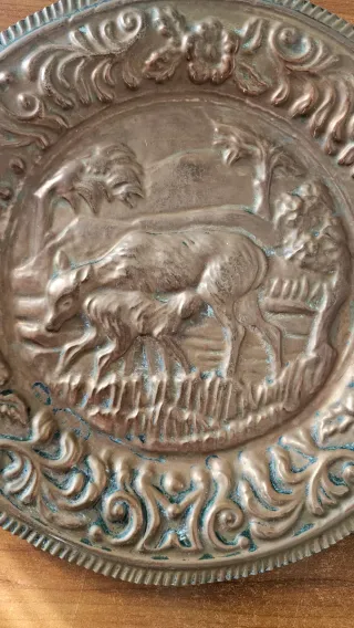 Piatto in rame decorato antico