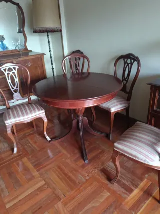 conjunto de mesa extensible redonda y seis sillone