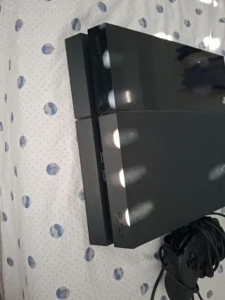 Ps4 Negra con mando NO inalámbrico