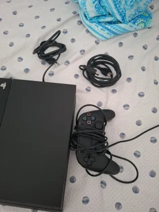 Ps4 Negra con mando NO inalámbrico