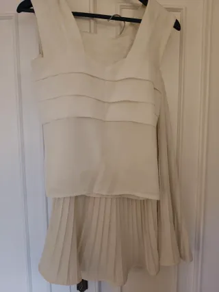 Conjunto blusa y falda plisada