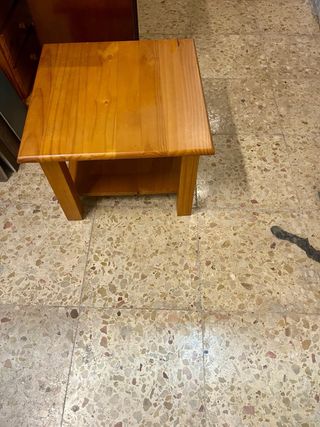 Mesita de salón de madera cuadrada