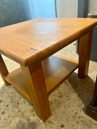 Mesita de salón de madera cuadrada