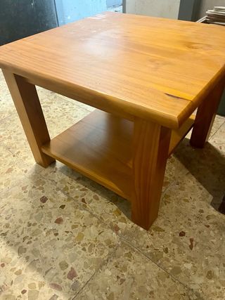 Mesita de salón de madera cuadrada