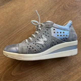 Zapatos grises y plateados con diseño