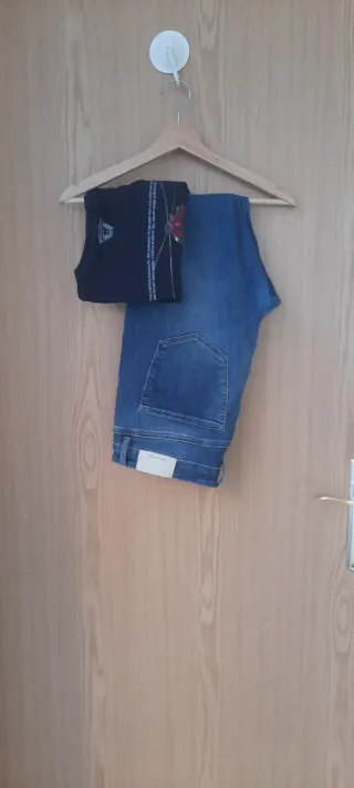 Pantalón vaquero Stradivarius D07 y camiseta