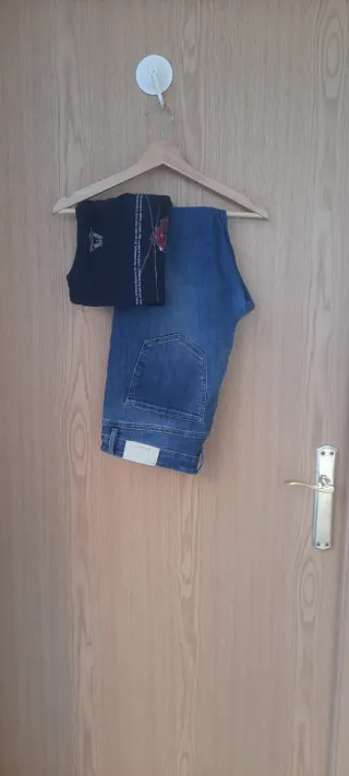 Pantalón vaquero Stradivarius D07 y camiseta
