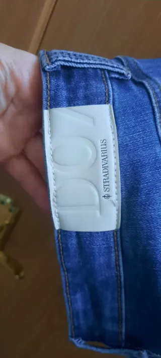 Pantalón vaquero Stradivarius D07 y camiseta