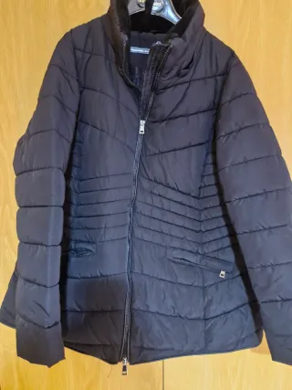 Abrigo acolchado mujer negro con cuello afelpado