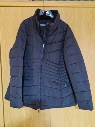 Abrigo acolchado mujer negro con cuello afelpado