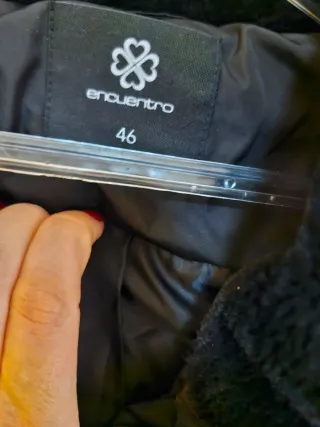 Abrigo acolchado mujer negro con cuello afelpado