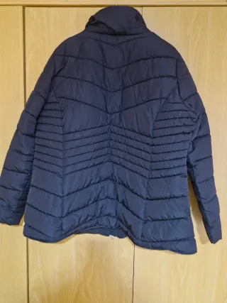 Abrigo acolchado mujer negro con cuello afelpado