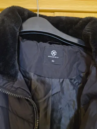 Abrigo acolchado mujer negro con cuello afelpado