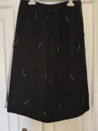 Falda negra con pedrería
