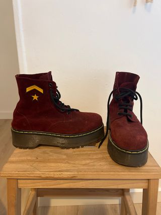 Botas granate con estrella dorada