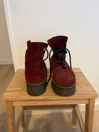 Botas granate con estrella dorada