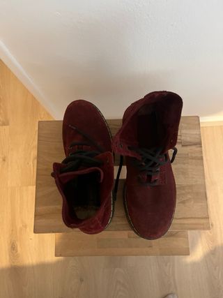 Botas granate con estrella dorada