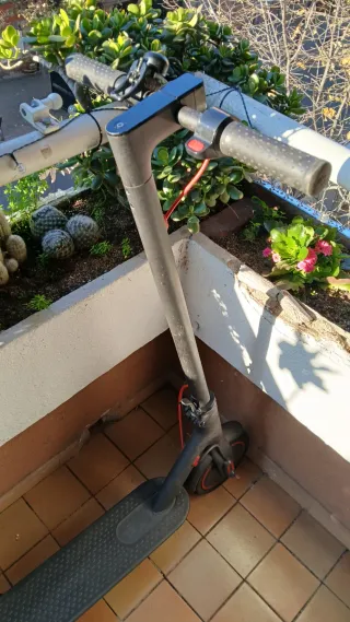 Patinete Eléctrico Xiaomi con casco