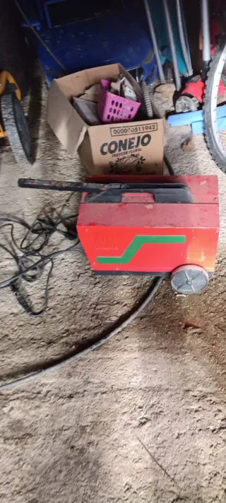 Soldadora Roja con Ruedas