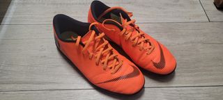 Scarpe da calcio Nike per bambini arancioni. UK 6