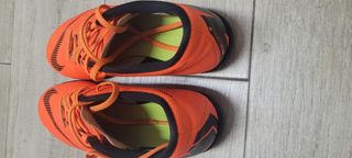 Scarpe da calcio Nike per bambini arancioni. UK 6