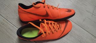 Scarpe da calcio Nike per bambini arancioni. UK 6