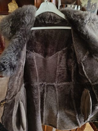 Abrigo de piel beige y marrones con cinturón