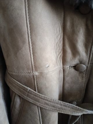 Abrigo de piel beige y marrones con cinturón