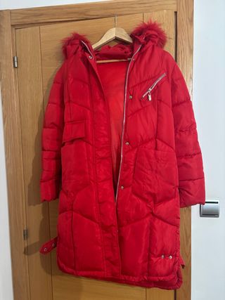 Abrigo rojo acolchado mujer