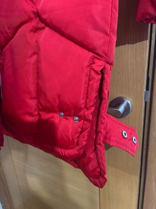 Abrigo rojo acolchado mujer