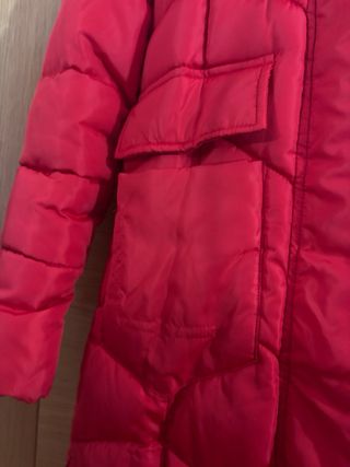 Abrigo rojo acolchado mujer