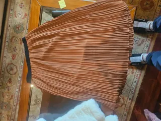 Falda plisada marrón talla S