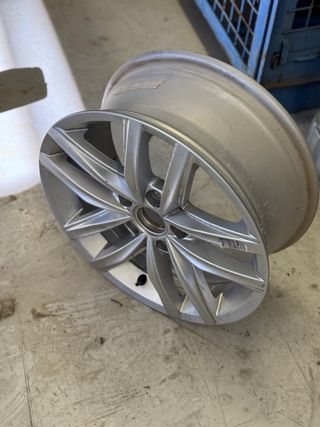 Llanta 5G0601025CS8Z8