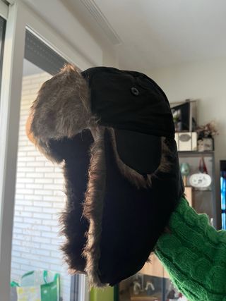 Gorro de invierno negro con orejeras