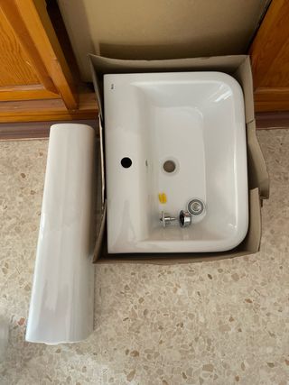 Lavabo con pedestal de cerámica blanco. Marca Roca
