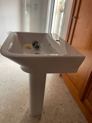 Lavabo con pedestal de cerámica blanco. Marca Roca