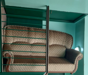 Sofá de tela y madera