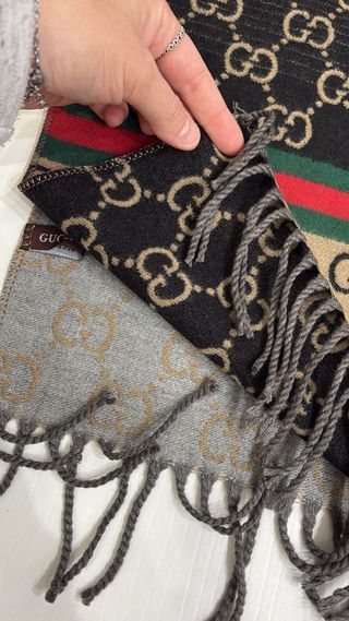 Sciarpa Gucci con ape e logo GG