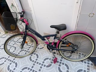 Bicicleta infantil Btwin con cesta y patinete