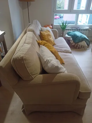 Sofá de plumón beige y amarillo