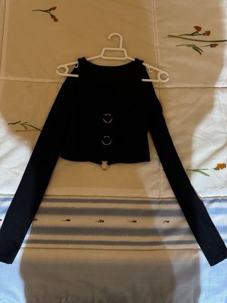 Top negro con anillas y aberturas