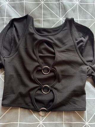 Top negro con anillas y aberturas