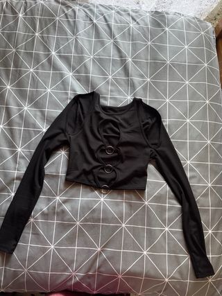 Top negro con anillas y aberturas