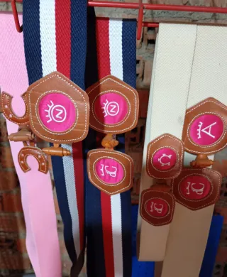 Cinture in tessuto con decorazioni in pelle