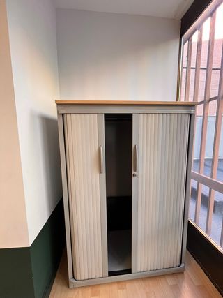 Armario persiana gris y madera