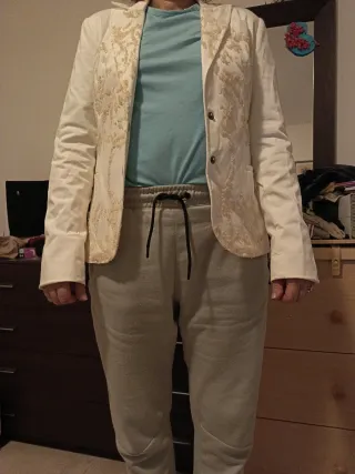 Giacca elegante bianca con ricami oro